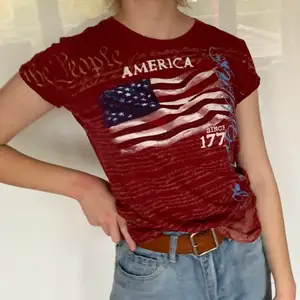 Eöd T-shirt med amerikanska flaggan på. Passar M och mindre. Personen på bilden har storlek S. Pris 50kr + frakt🌶
