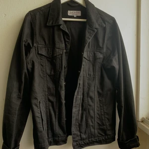 Svart Jeansjacka/overshirt - Riktigt clean svart jeansjacka i mycket bra skick