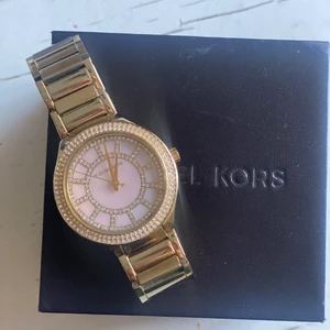 Michael Kors - En guldig michael Kors klocka köpt 2018 köpt för 2800