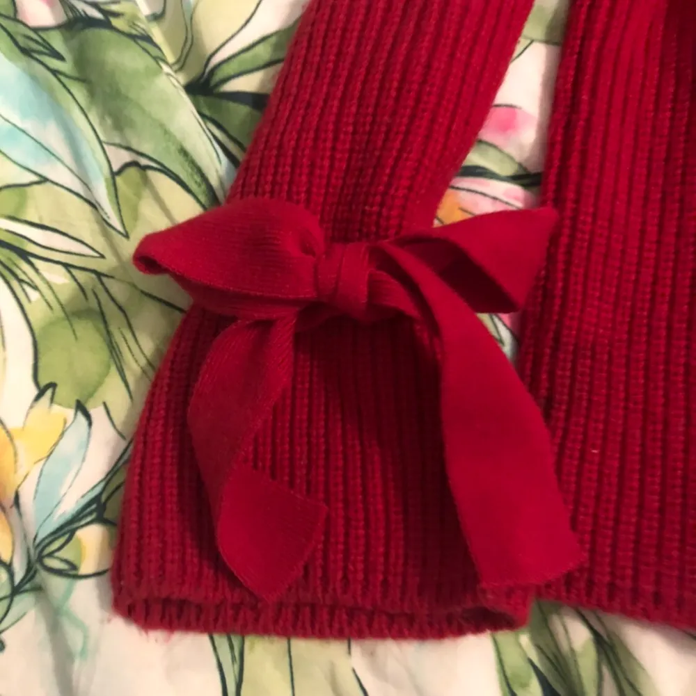 Fin röd stickad tröja med fina ditaljer. Andvänd 2 gånger som jul tröja! . Stickat.