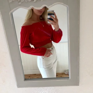 Hm - Superfin röd blus. Funkar på sommar och vinter. Kanske till jul!😀