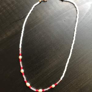 Handgjort halsband i nya pärlor och återanvända pärlor. Kortare halsband  