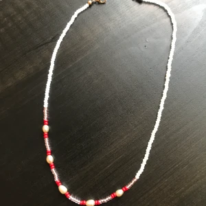 Halsband pärlor - Handgjort halsband i nya pärlor och återanvända pärlor. Kortare halsband  