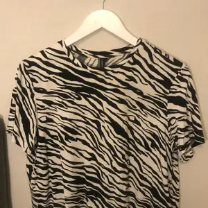 Zebra mönster på hela tröjan 