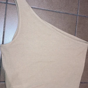 Topp  - Hämtas i Malmö, kan skickas, köpare står för frakt 