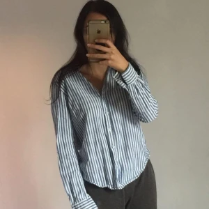 Blå randig skjorta - Bra basic. 