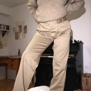 Beiga khakibyxor - Väldigt sköna beiga lågmidjade khakibyxor! Mycket gott skick, är ganska långa på mig som är 167cm. Byxorna har stora fickor fram och är av märket Atlant. Storleken passar många beroende på vilken passform man vill ha!