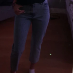 Jeans  - Säljer dessa as snygga raka jeans, som tyvär har kommit till för lite användning.  Är 170cm. Storlek 28/30 passar en S 