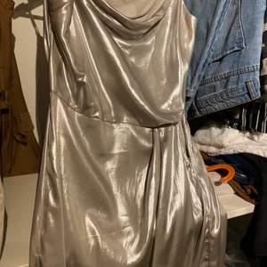 Silver Klänning - Super fin klänning i silver färg den sitter mycket finare än hur det ser ut rekommenderas på fester och ute kvällar buda gärna priser