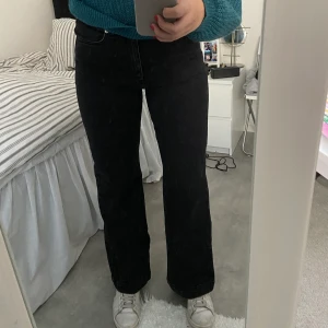 Jeans - Skitsnygga grå/svarta jeans från Carin Wester! Säljer då jag har ett par liknande och dessa inte har kommit till användning! Nypris 599kr                   Frakt tillkommer💕