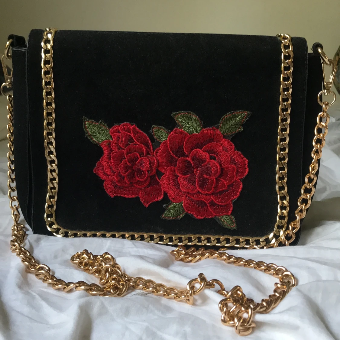 Svart kuvertväska med tryck - 90