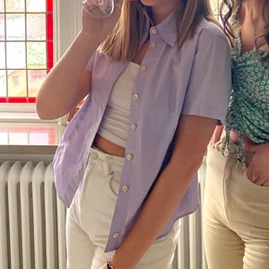 Lila skjorta  - Lila kortärmad skjorta! Jättefin och passar både till fest och vardags! Säljer för får inte användning för den längre! 