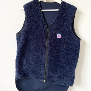 Pile Teddyväst  - Mörkblå Teddy väst, passar XS -M, beroende hur man vill ha den! Har haft under tunnare jackor för värme. Högst bud: 200kr 