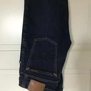 Nudie Jeans  - Knappt aldrig använda pågrund utav förstora. Jeansen är medium Rise och slim fit. Waist- 27 length- 32