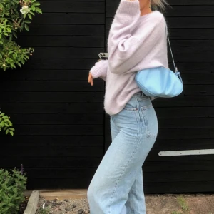 Ljuslila stickad tröja - Super fin och mysig stickad tröja i lila färg. Den är gjord av ull och alapaca vilket gör den varm & gosig. Använd fåtal gånger. Beställd från & Other stories och nypris va 790 kr, säljer nu för 300+frakt💜💁🏼‍♀️✨