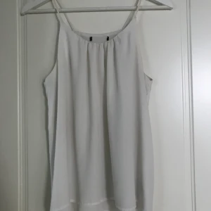 Vitt sidenlinne - Vitt sidenlinne funkar till finare vardag eller fest.