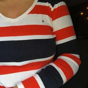 Tommy Hilfiger S - Mer som en M i storleken. Långärmad. Köparen står för frakt❤️