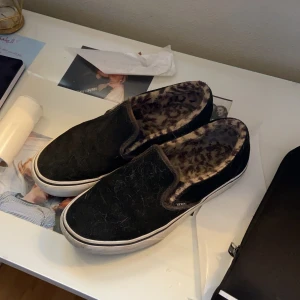 skor  - svarta.vans med leopard lus på insidan i storlek 38 