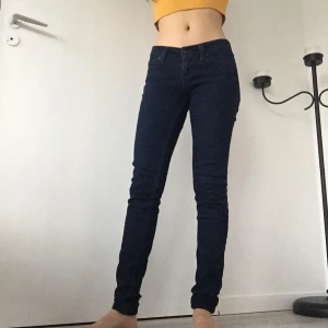 Mörkblåa Låg midjade Levis jeans - Darkblue low rise skinnyjeans från Levis. Denim curve.