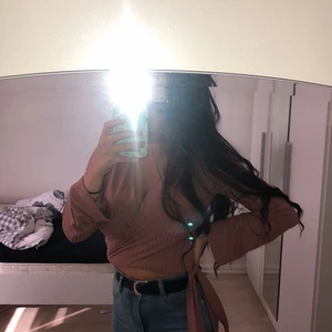 Super snygg rosa topp med knytning vid sidan - Rosa rubbat top med knytning super snygg och sitter riktigt bra 💗💗  (lägsta pris 150kr + 45kr frakt) 