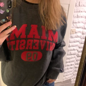 Collagetröja  - Snygg grå collage tröja köpt på Beyond retro 