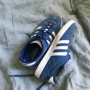 Adidas Gazelle 36 2/3 - Adidas gazelle i marinblå. Storlek 36 2/3. Fint använt skick. 