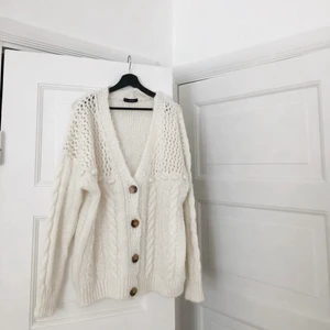 Stickad kofta - Såååå fin stickad kofta, perfekt för mysiga höstdagar🐻 lite stor för mig, passar storlek M och L bäst tror jag🥰 BUDA I KOMMENTARERNA🥳🥳🥳