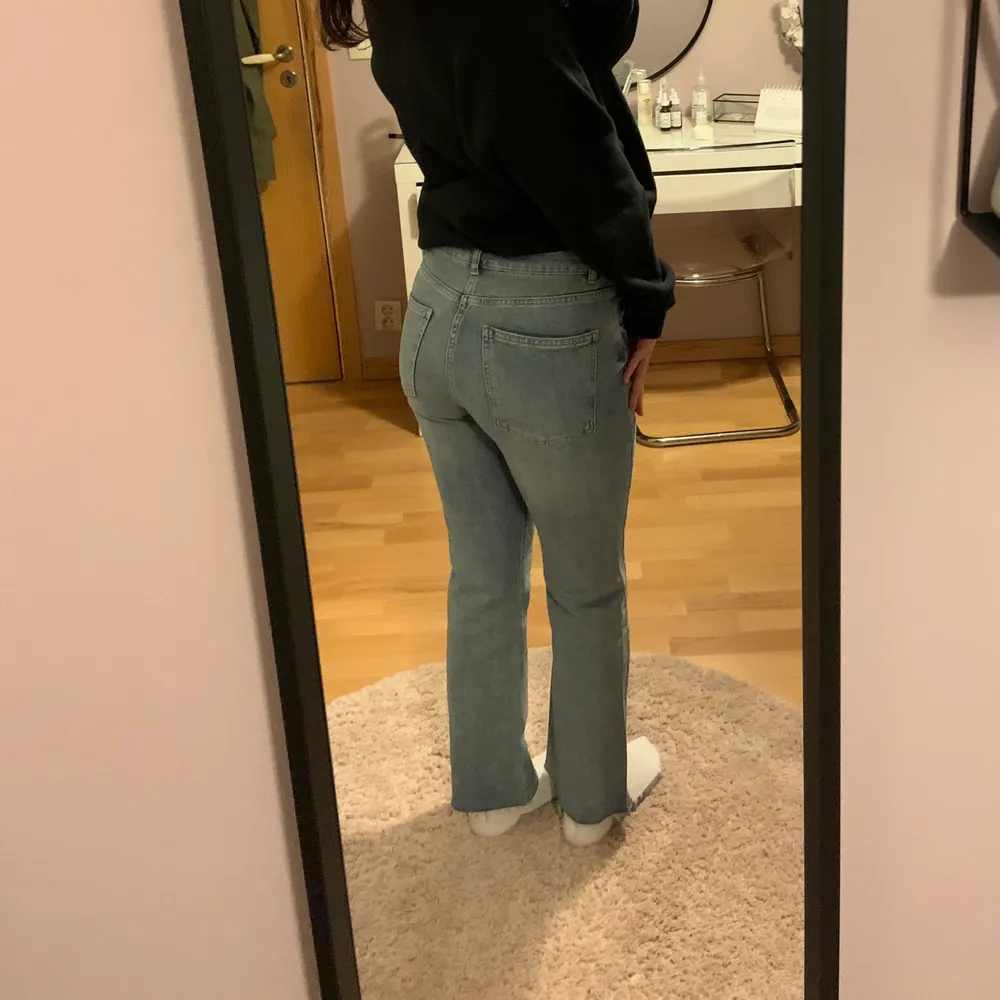  flare midrise jeans från Gina tricot i stl 40. Jeansen är endast använda en gång och är därmed i väldigt bra skick. Jeansen sitter lite korta på mig som gillar en oversize look. Jag är 168 cm & stl 38 till referens.. Jeans & Byxor.