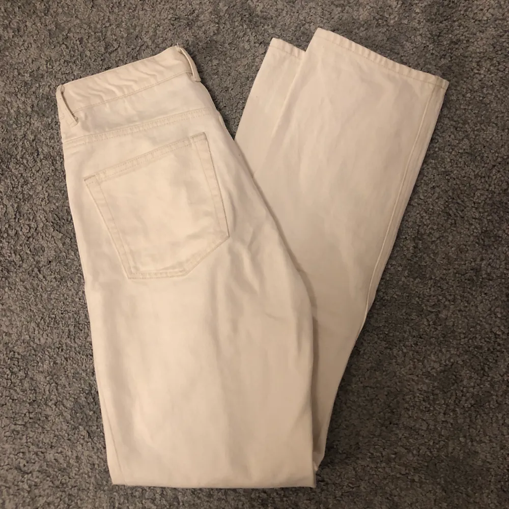 Säljer mina vita jeans från weekday då dom har blivit försmå :( Modellen rowe, white light, storlek 29/32! Jättefint skick. Priset kan diskutera vid snabbt köp! Köparen står för frakt <333. Jeans & Byxor.