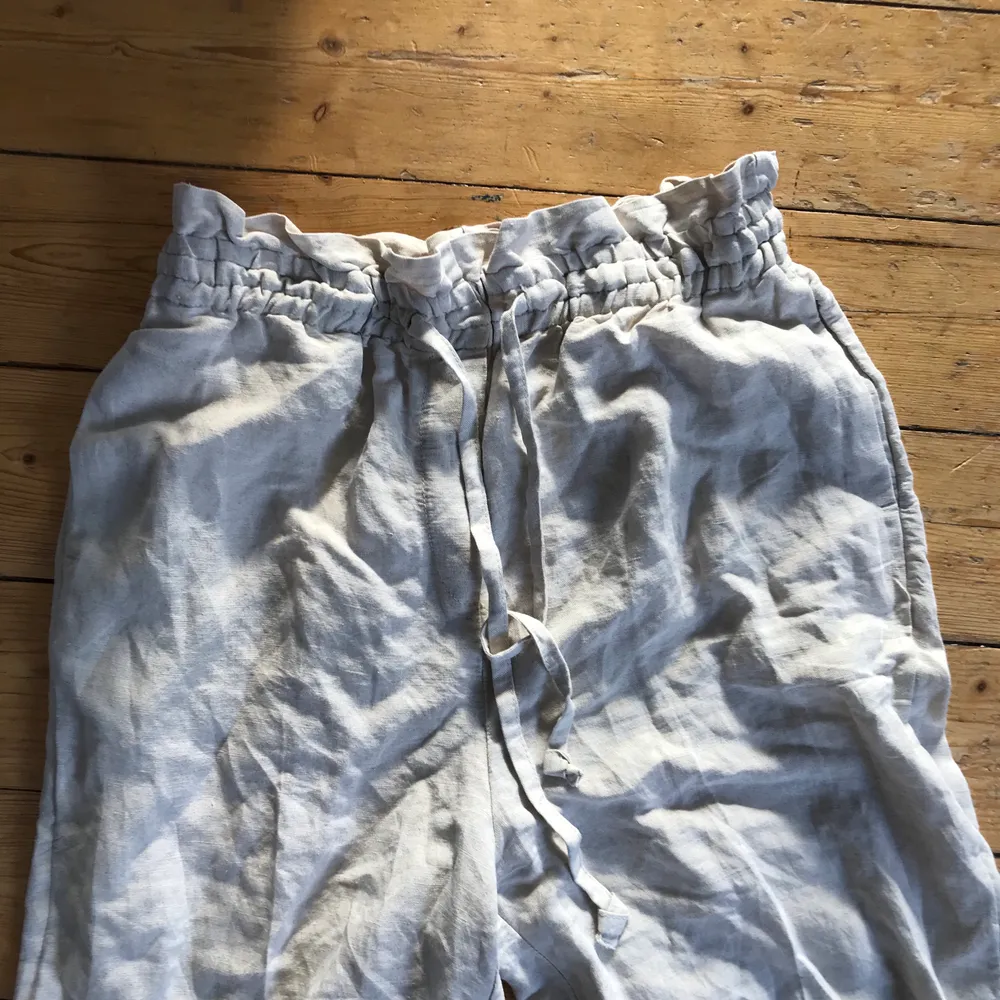 Super fina beige linne byxor ifrån hm som är helt oanvända (prislapp kvar) Möts antingen upp i Stockholm eller fraktar (köparen betalar frakt) ❤️ Hör gärna av er vid frågor osv. Jeans & Byxor.