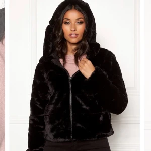 PÄLSJACKA MED LUVA - Populär pälsjacka med dragkedja(fakepäls)  med luva från ONLY, otroligt bra skick finns inga skråmor på jackan! Jättemysig att ha på ☺️💞