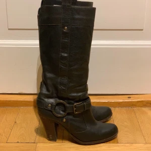 Skinnstövlar 38 - Perfekta höstskor med klack, kan inte använda efter att jag opererat ena foten. Ca 9cm klack om jag inte minns fel. Bra kvalitet, äkta läder. Tar bra hand om mina skor och har nyligen smort in dem.  Storlek: 38  Har Swish. Hämtas i Skanstull eller skickas mot porto. Rökfritt & Djurfritt hem.