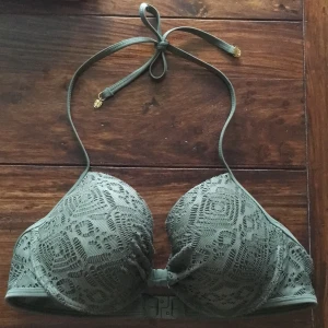 Mörkgrön mönstrad bikini - Snygg mönstrad bikini, överdelen är i stl 85B men skulle säga att den är mer 80C. Nederdelen är i stl L, men passar mig som har M. Inte använd super mycket så i bra skick, går att sjustera både nederdelen och överdelen. Bilder hur den sitter på? Dm:a mig