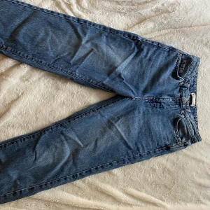 Jeans - Som nya, endast använda 2 ggr