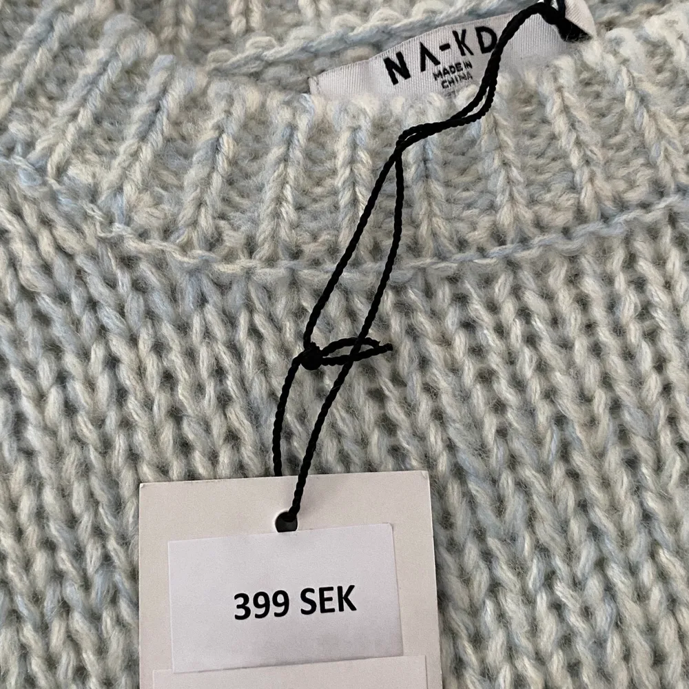 Mysig och varm  stickad tröja som inte kliar eller är irriterande mot huden, storlek S. Nypris 399kr säljes för 249kr . Stickat.