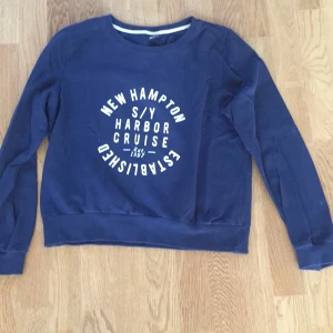 Sweatshirt - En mysig tröja som inte kommer till andvändning. ❤️ den är inte som på den första bilden utan den är mörkare typ som på andra bilden❤️ Frakt är gratis jag står för frakten❤️ hoppas nån vill ha den satt den kommer till ny användning👍🏻😃❤️