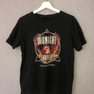 T-shirt - T-shirt från ginatricot och är knappt använd. Snygg vintage tryck. Sitter som en s/m Köpren står för frakt