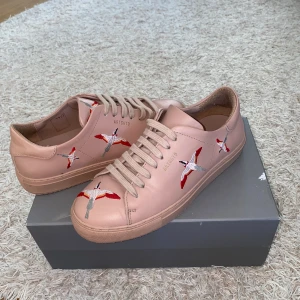 Axel arigato skor  - Skorna är använda väldigt få gånger och är i bra skick. Skorna har en skada på innersidan men syns ej när man har på sig dom. Dom är hyfsat stora så dem kan passa som som har strl 38. 