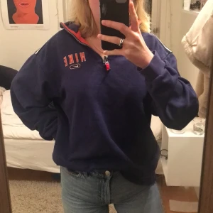 Vintage niketröja!  - Cool vintage blå sweater med orangea detaljer från Nike köpt på humana! Sparsamt använd men tyvärr har dragkedjan hamnat snett och går ej att stänga. Däremot tror jag att det går att fixa om man tar sig tiden😅 men har själv använt den öppen med tex en polo under! Kan mötas i Stockholm och annars står köparen för frakt💕