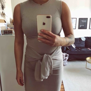  - Klänning i nude från Nelly. Stretchigt material 