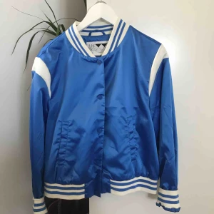  - Baseballjacka från junkyard helt oanvänd. S/M i tjejstorlek. Möts upp i Stockholm annars tillkommer frakt! 