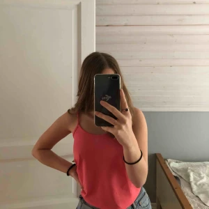  - Gulligt korallfärgat linne i storlek XS. Från SisterS point. (Frakt tillkommer men kan mötas upp i Stockholm)