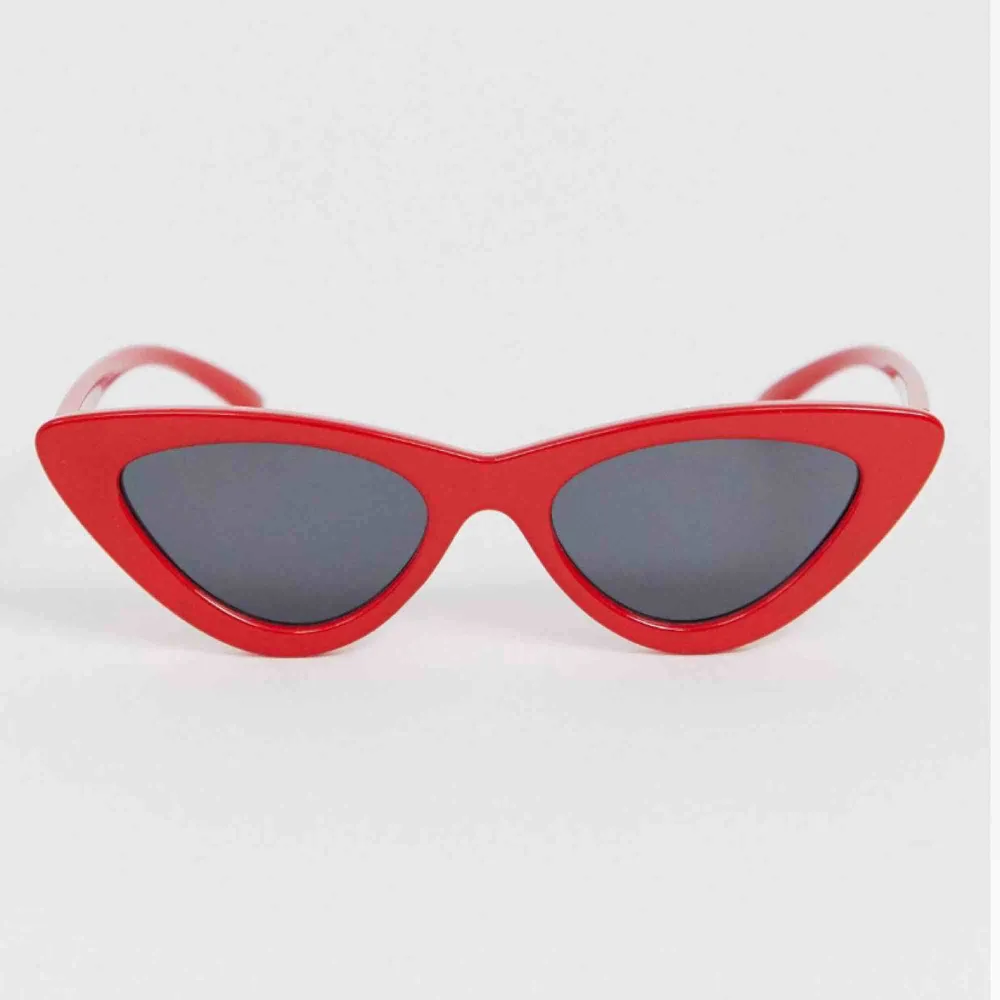 Katt solglasögon med röd ram. Aldrig använda endast testade. Frakt ingår✨. Accessoarer.