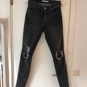  - 721:or från Levis i bra skick. En aning stretchiga, ”riktigt” jeanstyg. Frakt tillkommer!