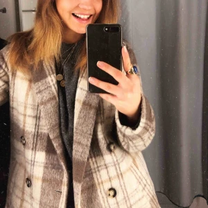  - Trendig rutig vårjacka!