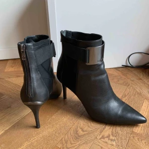  - Calvin Klein Stövletter m metalldetaljer stl 40 läder använda ett par ggr. Bra skick