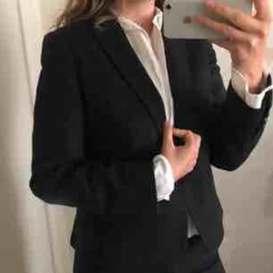  - Fräsch kavaj, mammas gamla men knappt använd! Fint foder med innerfickor. Storlek: 42 men passar bra på mig som har 38, skulle nog passa 36 också.