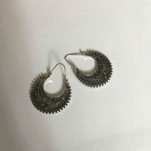  - Super coola örhängen ifrån ur&penn, har aldrig använt. Frakt står köparen men vid snabb affär kan vi dela🥰🥰