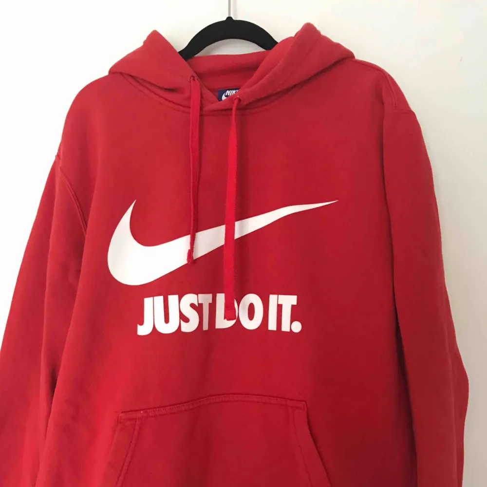 Röd Nike hoodie, bra skick. Priset kan diskuteras. Köparen står för frakt. . Hoodies.