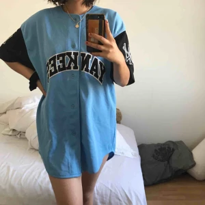  - Vintage baseball jersey klänning köpt på second hand, kommer ej till användning därför säljer jag den. Använd max 10 gånger men är forfarande i bra skick. Frakt ingår ej 😇💕